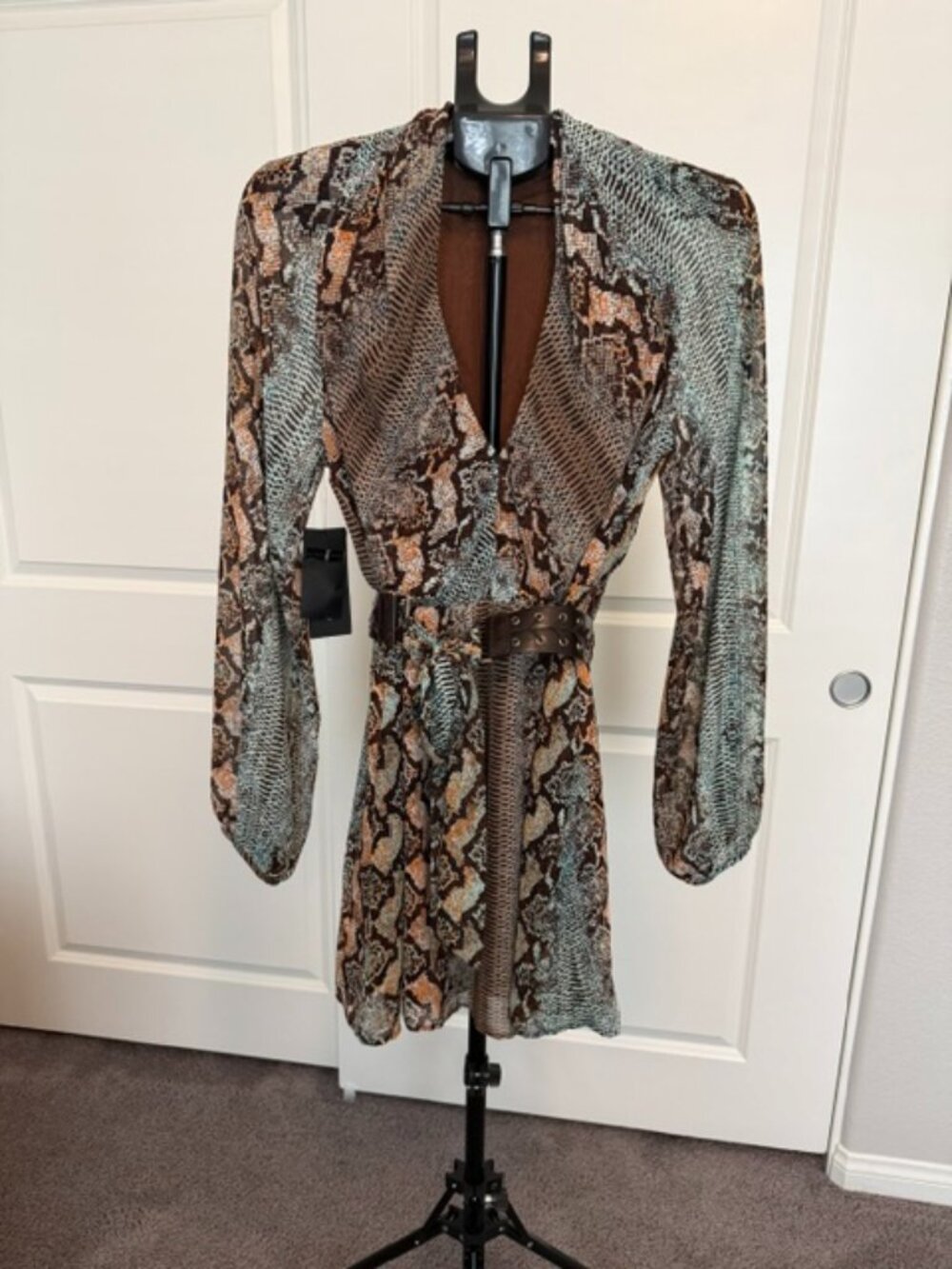 NWT Marciano snakeskin print long sleeve dress w/belt (Size M)